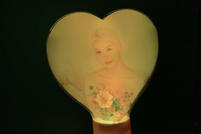 男女の写真を両面にデザインしたハート型立体ペンライト