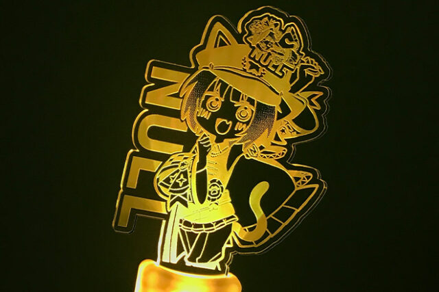 レーザー彫刻がイラストを縁取り鮮やかに発光するペンライト