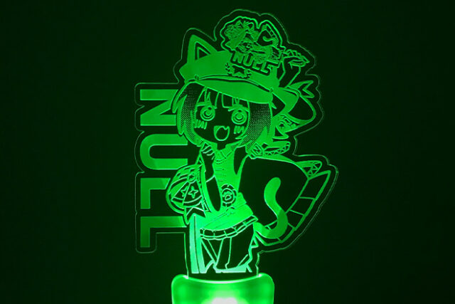 レーザー彫刻がイラストを縁取り鮮やかに発光するペンライト