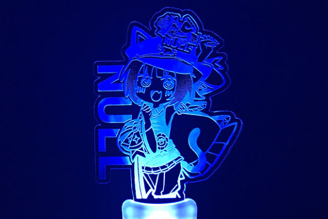 レーザー彫刻がイラストを縁取り鮮やかに発光するペンライト