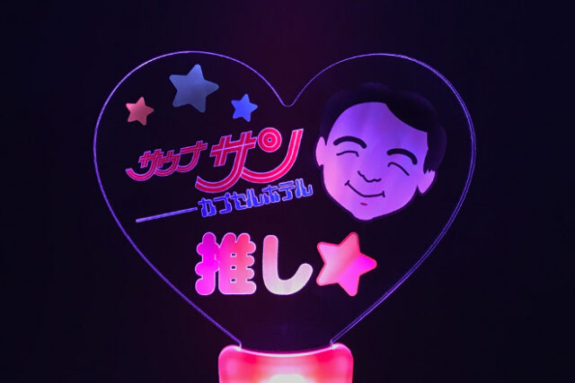 カラフルイラストと2色グリップで楽しむペンライト