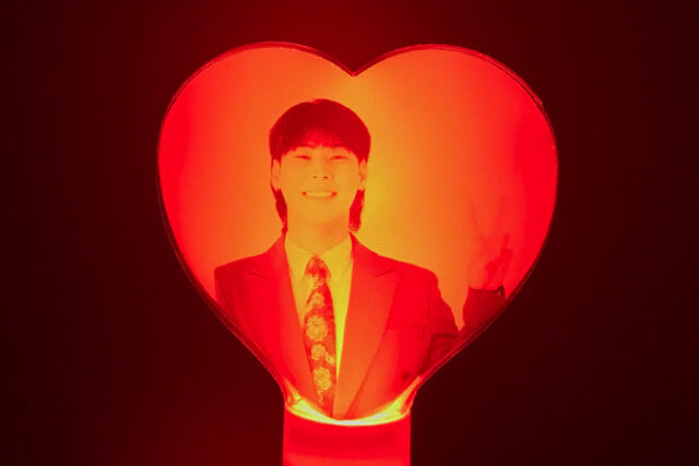 男女の写真を両面にデザインしたハート型立体ペンライト