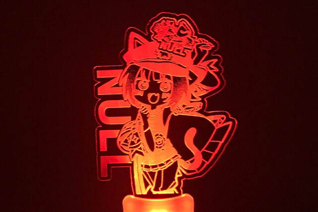 レーザー彫刻がイラストを縁取り鮮やかに発光するペンライト