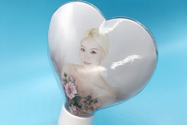 男女の写真を両面にデザインしたハート型立体ペンライト