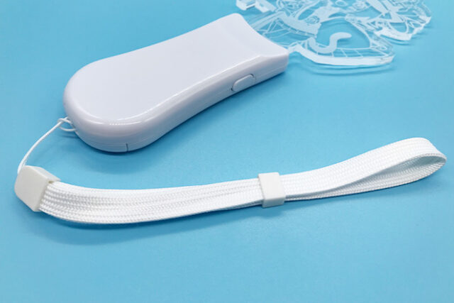 レーザー彫刻がイラストを縁取り鮮やかに発光するペンライト