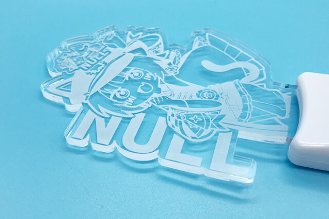 レーザー彫刻がイラストを縁取り鮮やかに発光するペンライト