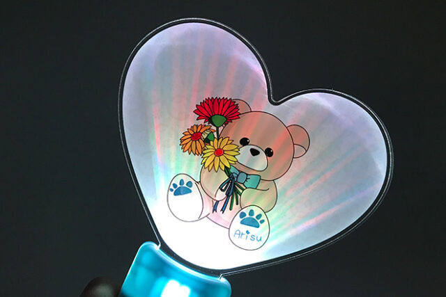 花を持つクマのぬいぐるみが描かれたハート型ペンライト
