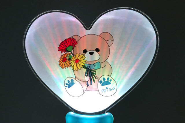 花を持つクマのぬいぐるみが描かれたハート型ペンライト