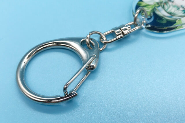 笑顔の女性とグリーンが調和するモーテルキー