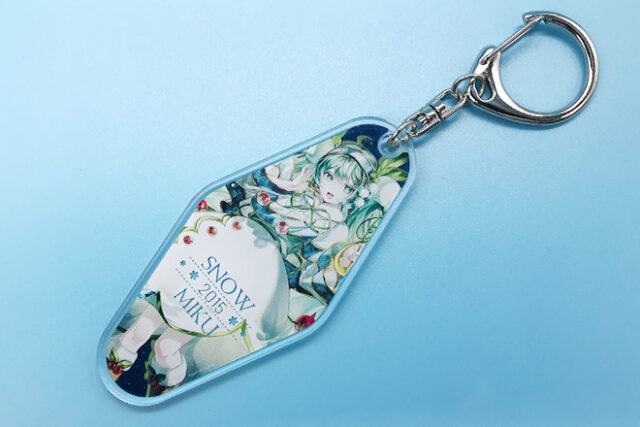 笑顔の女性とグリーンカラーが調和したモーテルキー