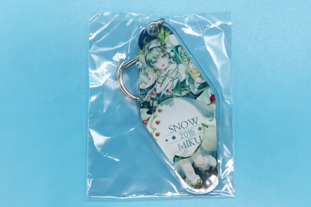 笑顔の女性とグリーンが調和するモーテルキー