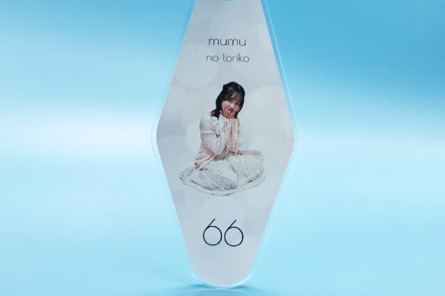 白が引き立つ女性フォトデザインのモーテルキー