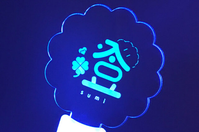 四つ葉のクローバーと大きな文字があたたかく光るペンライト