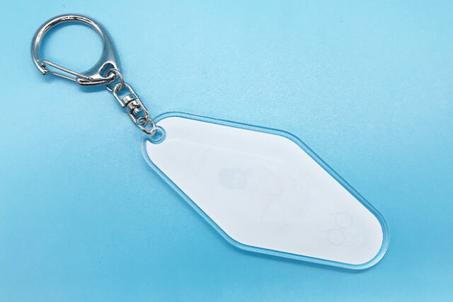 白が引き立つ女性フォトデザインのモーテルキー