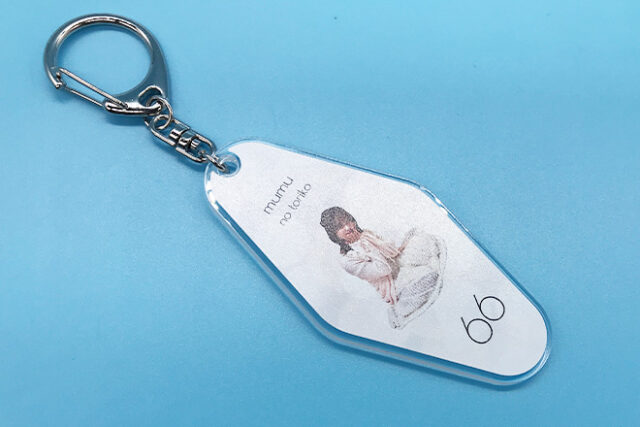 白が引き立つ女性フォトデザインのモーテルキー