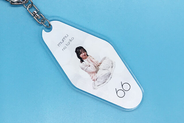 白が引き立つ女性フォトデザインのモーテルキー