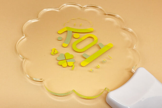 四つ葉のクローバーと大きな文字があたたかく光るペンライト