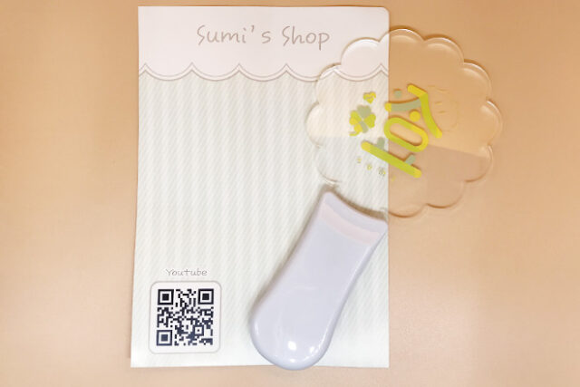 四つ葉のクローバーと大きな文字があたたかく光るペンライト