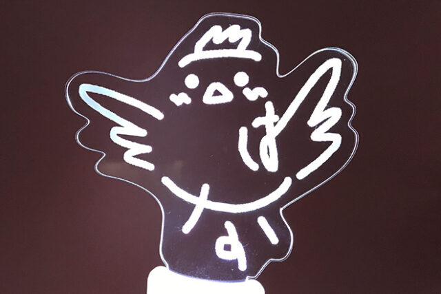 羽ばたく鳥が光を彩るアクリルペンライト