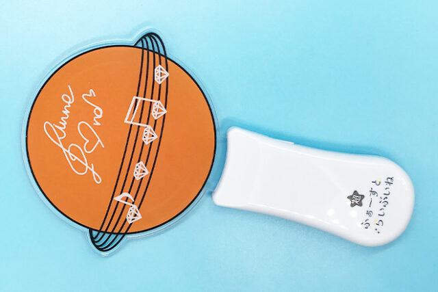 五線譜がオレンジの球体を囲むアクリルペンライト