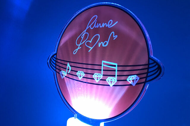 五線譜がオレンジの球体を囲むアクリルペンライト