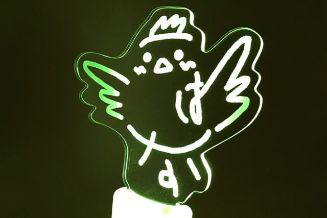 羽ばたく鳥が光を彩るアクリルペンライト