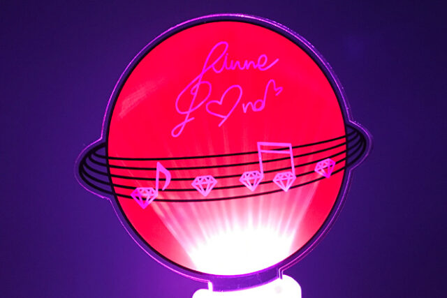 五線譜がオレンジの球体を囲むアクリルペンライト