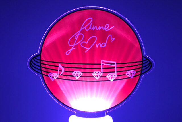 五線譜がオレンジの球体を囲むアクリルペンライト