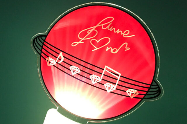 五線譜がオレンジの球体を囲むアクリルペンライト