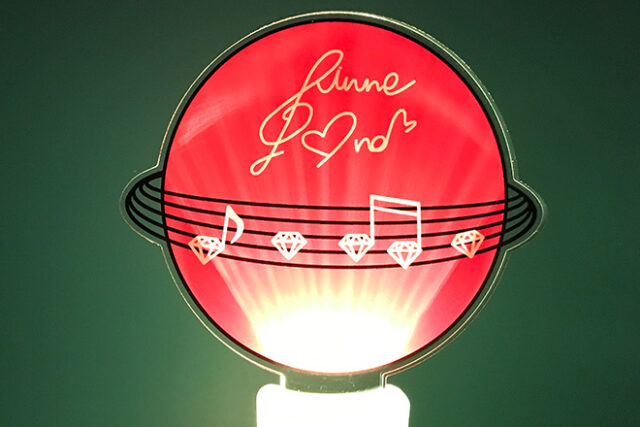 五線譜がオレンジの球体を囲むアクリルペンライト