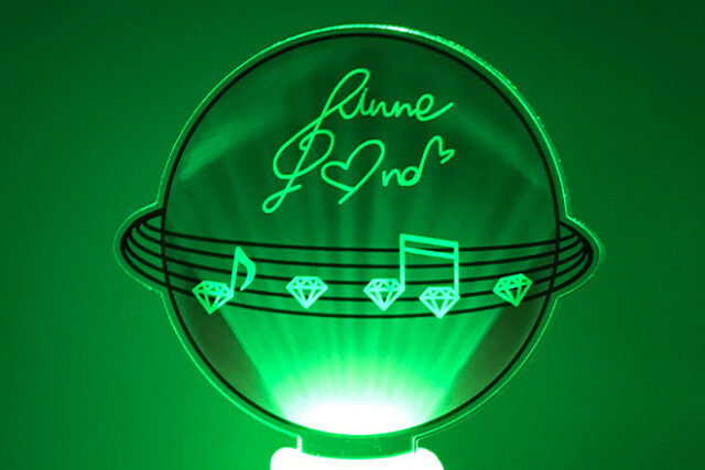 五線譜がオレンジの球体を囲むアクリルペンライト