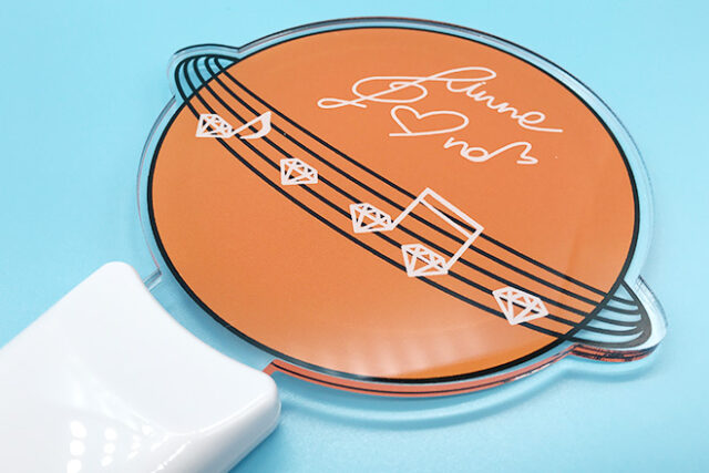 五線譜がオレンジの球体を囲むアクリルペンライト