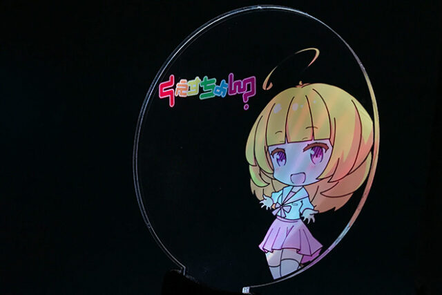 ブロンドヘアーの女の子とポップカラーで彩るペンライト