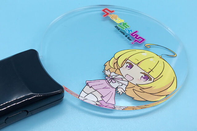 ブロンドヘアーの女の子とポップカラーで彩るペンライト