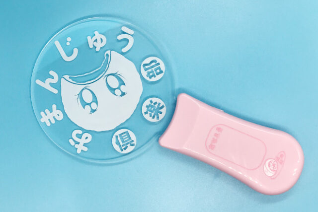 やさしい丸型デザインで魅せるアクリルペンライト