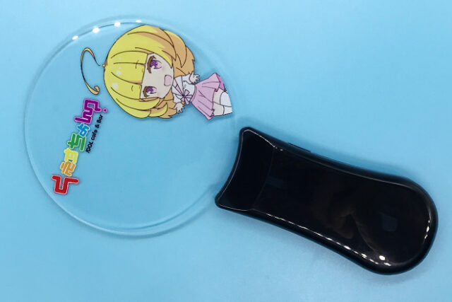 ブロンドヘアーの女の子とポップカラーで彩るペンライト