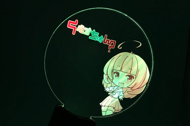 ブロンドヘアーの女の子とポップカラーで彩るペンライト