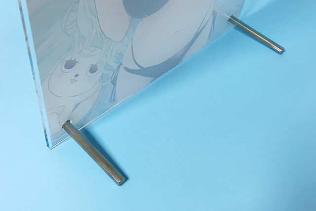 ぬれ髪が美しい水着姿の女性が描かれたアクリルパネル