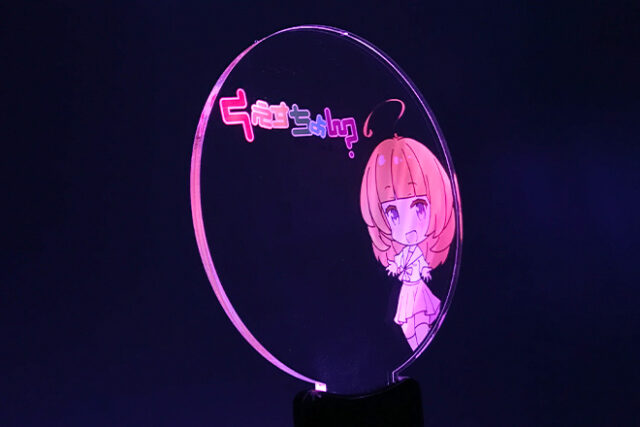 ブロンドヘアーの女の子とポップカラーで彩るペンライト