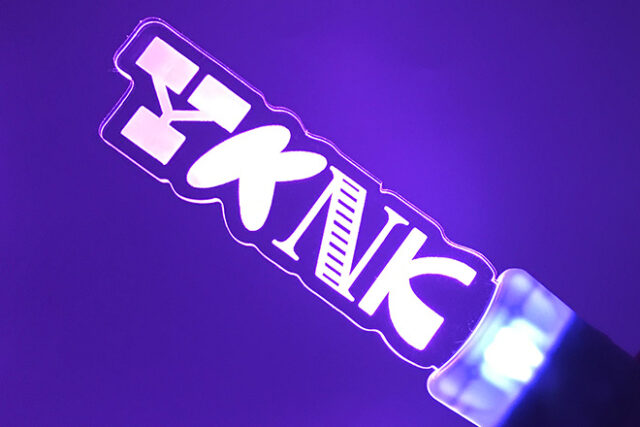 文字のデザインを際立たせるレーザー彫刻ペンライト