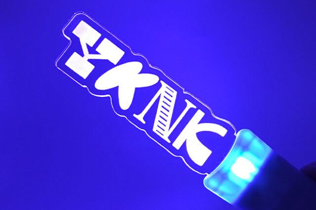 文字のデザインを際立たせるレーザー彫刻ペンライト