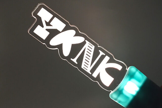 文字のデザインを際立たせるレーザー彫刻ペンライト