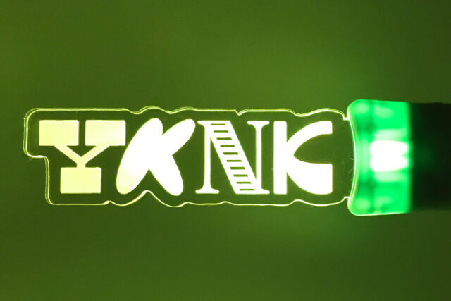 文字のデザインを際立たせるレーザー彫刻ペンライト