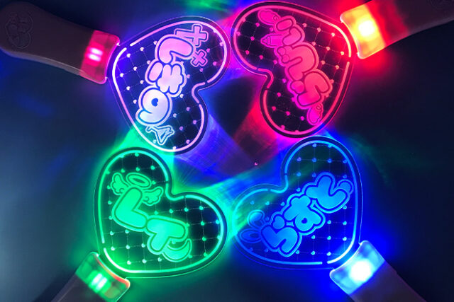 やさしい曲線の名入れが光るアクリルペンライト