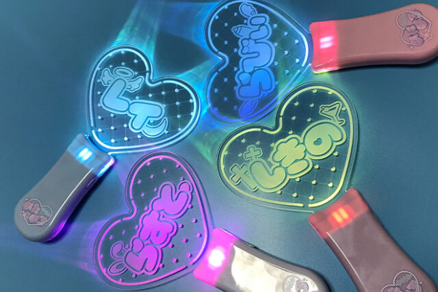 やさしい曲線の名入れが光るアクリルペンライト