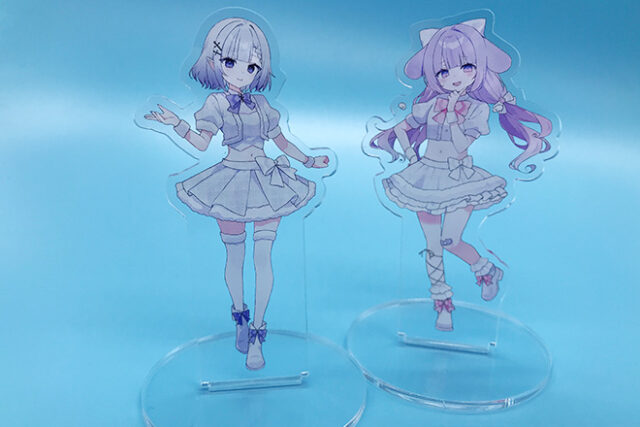 やわらかな色彩と4人の笑顔が魅力のアクリルスタンド