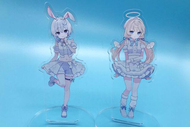 やわらかな色彩と4人の笑顔が魅力のアクリルスタンド