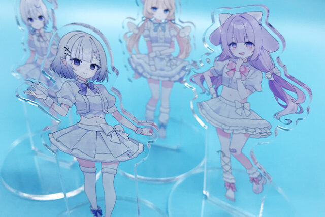 やわらかな色彩と4人の笑顔が魅力のアクリルスタンド