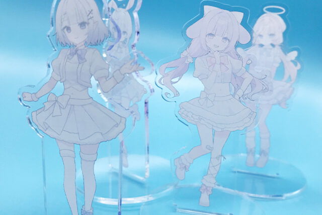 やわらかな色彩と4人の笑顔が魅力のアクリルスタンド