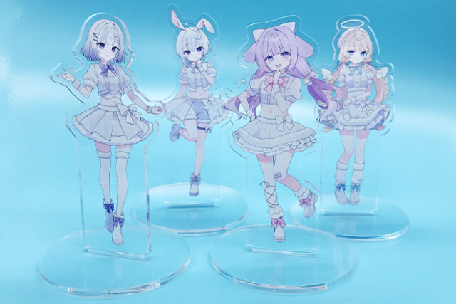 やわらかな色彩と4人の笑顔が魅力のアクリルスタンド